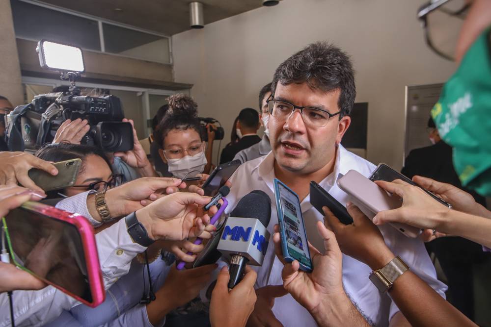Pré-candidato Rafael Fonteles fala aos jornalistas